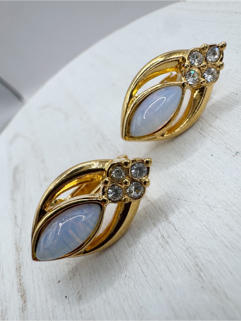 Avon vintage opal glass gold tone rhinestone clip on earrings glam evening